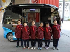 这车没有驾驶员！“无人驾驶”巴士开进重庆小学课堂