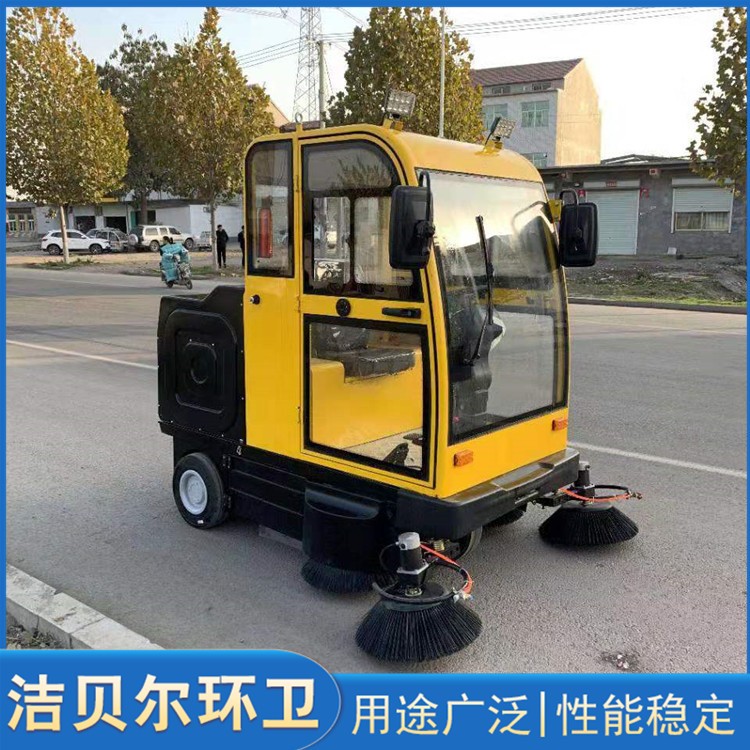 驾驶式小型电动扫路车