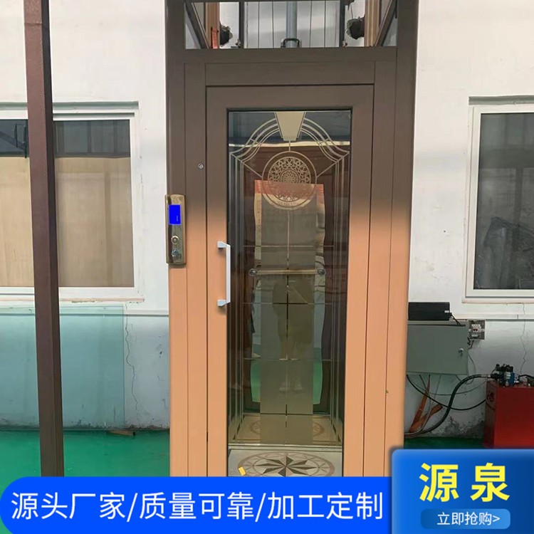 老人使用电梯